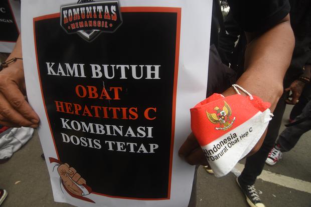 Massa gabungan organisasi peduli hepatitis menggelar aksi unjuk rasa di depan Gedung Kementerian Kesehatan, Jakarta, Senin (29/5/2023). Mereka menuntut agar Pemerintah melalui Kementerian Kesehatan untuk memenuhi ketersediaan obat bagi penyakit Hepatitis 