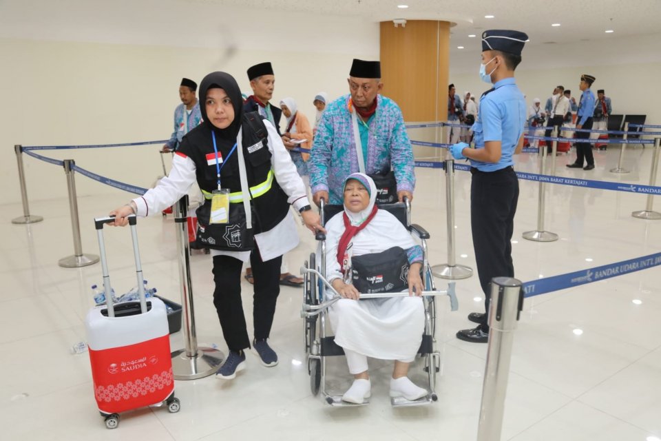Petugas membantu keberangkatan jemaah haji di Bandara Kertajati, Minggu (28/5).