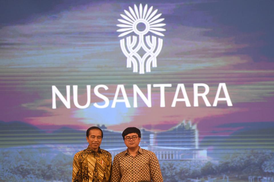Presiden Joko Widodo (kiri) berfoto bersama pemenang sayembaya logo Ibu Kota Negara (IKN) Nusantara Aulia Akbar (kanan) di Istana Negara, Jakarta, Selasa (30/5/2023). Logo bertema Pohon Hayat karya Aulia yang berasal dari Bandung itu berhasil meraih votin