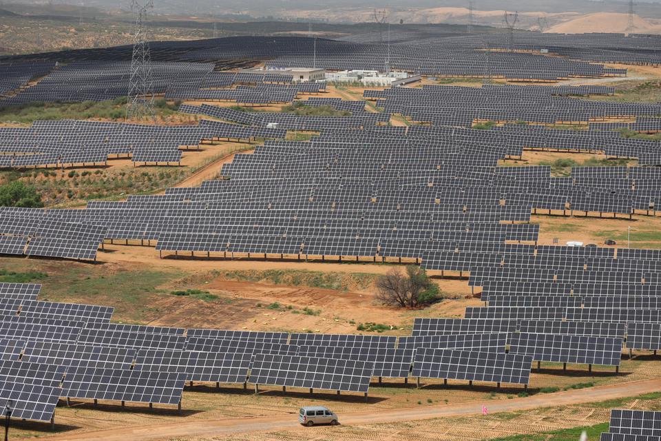 Panel surya di area pembangkitan listrik fotovoltaik berkapasitas 500.000 kilowatt di Ordos, Daerah Otonomi Mongolia Dalam, China, Selasa (30/5/2023). Selain sebagai salah satu sentra tambang batu bara, Inner Mongolia juga daerah penghasil listrik tenaga 