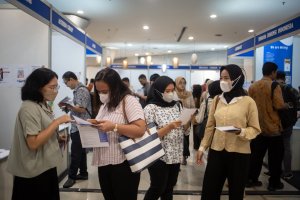 Antrean Para Pencari Kerja di Jakarta Job Fair 2023