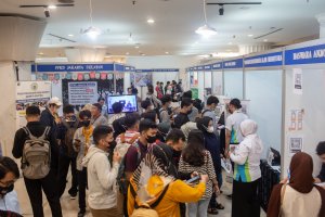 Antrean Para Pencari Kerja di Jakarta Job Fair 2023