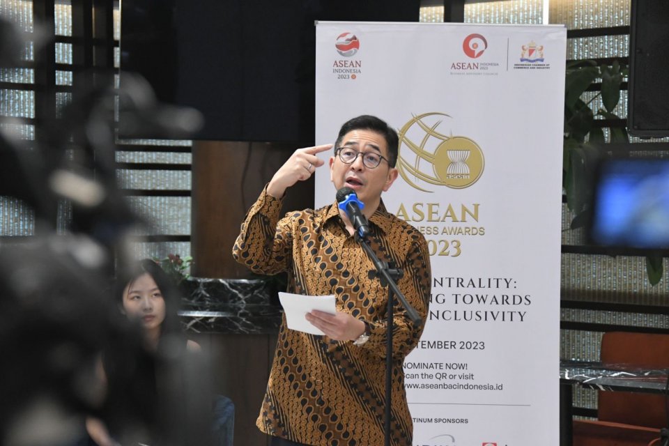 Ketua Kamar Dagang Industri atau Kadin, Arsjad Rasjid, memberikan sambutan pada peluncuran ASEAN Business Award 2023 di Jakarta, Selasa (30/5).