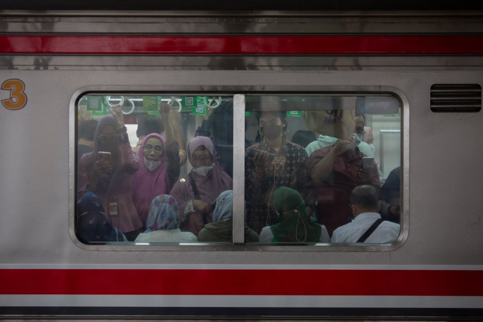 Penumpang KRL Commuterline menunggu keberangkatan kereta di Stasiun Manggarai, Jakarta (30/5). 