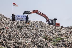 Aksi di gunung sampah TPA Cipayung Depok