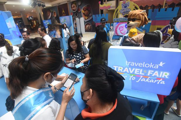 Petugas melayani konsumen pada acara Traveloka Travel Fair 2023 di Kota Kasablanka Mall, Jakarta, Rabu (31/5/2023). Menyambut tren positif pemulihan industri pariwisata serta meningkatnya minat perjalanan internasional pascapandemi COVID-19, platform perj
