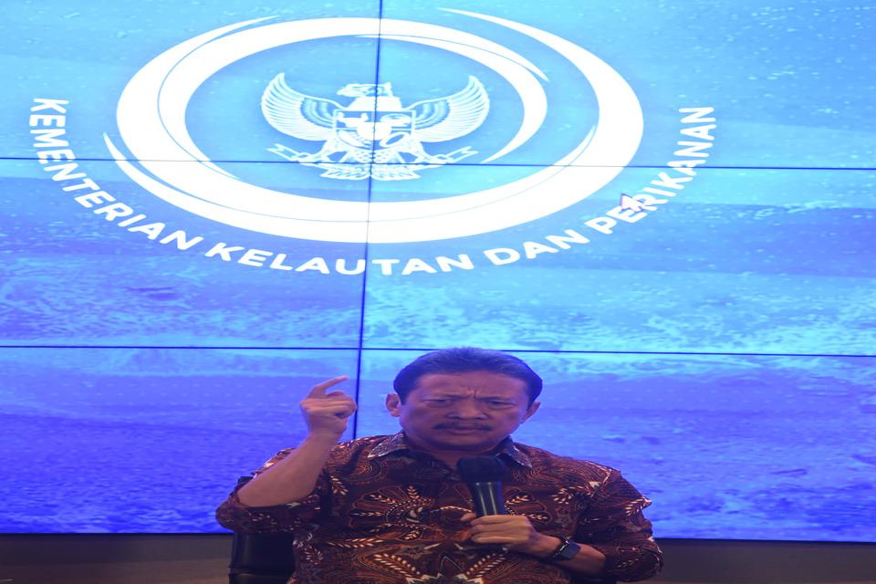 Menteri Kelautan dan Perikanan Sakti Wahyu Trenggono bersiap memberikan keterangan terkait kebijakan diizinkannya kembali ekspor pasir laut di Jakarta, Rabu (31/5/2023). Pemerintah menjamin pasir laut hasil sedimentasi yang dikeruk akan diutamakan terlebi