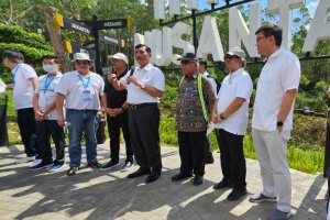 Menteri Koordinator Bidang Kemaritiman dan Investasi Luhut Pandjaitan bersama rombongan pengusaha Singapura di Titik Nol IKN, Kalimantan Timur, Rabu (