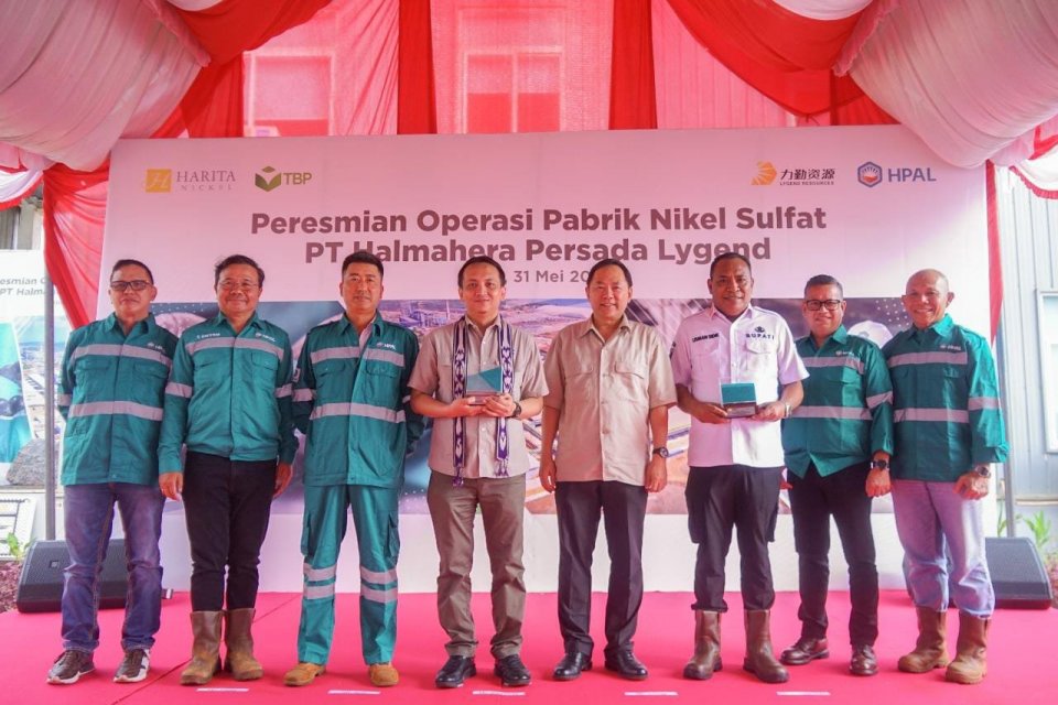 Peresmian Pabrik Nikel Sulfat PT Halmahera Persada Lygend di Pulau Obi, Halmahera Selatan, Maluku Utara, Rabu (31/5).
