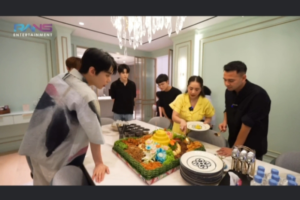 NCT Dojaejung saat Mencoba Nasi Tumpeng