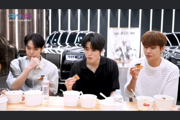 NCT Dojaejung saat Mencoba Jajanan Indonesia