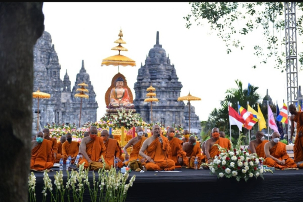 Perayaan Waisak di Candi Sewu