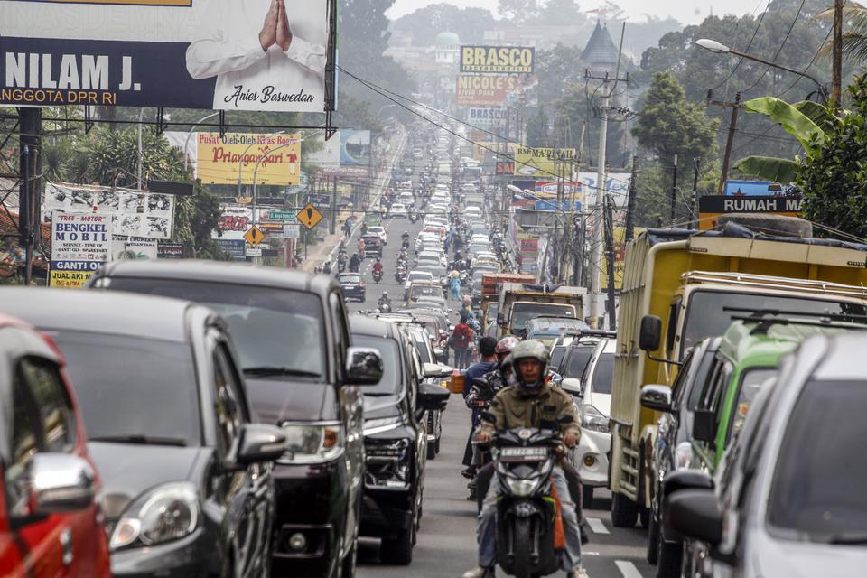 Kepadatan kendaraan di jalur wisata Puncak, Megamendung, Kabupaten Bogor, Jawa Barat, Sabtu (3/6/2023). Pada hari ketiga libur cuti bersama Hari Raya Waisak, kawasan wisata Puncak dipadati kendaraan wisatawan sehingga Satlantas Polres Bogor menerapkanarus