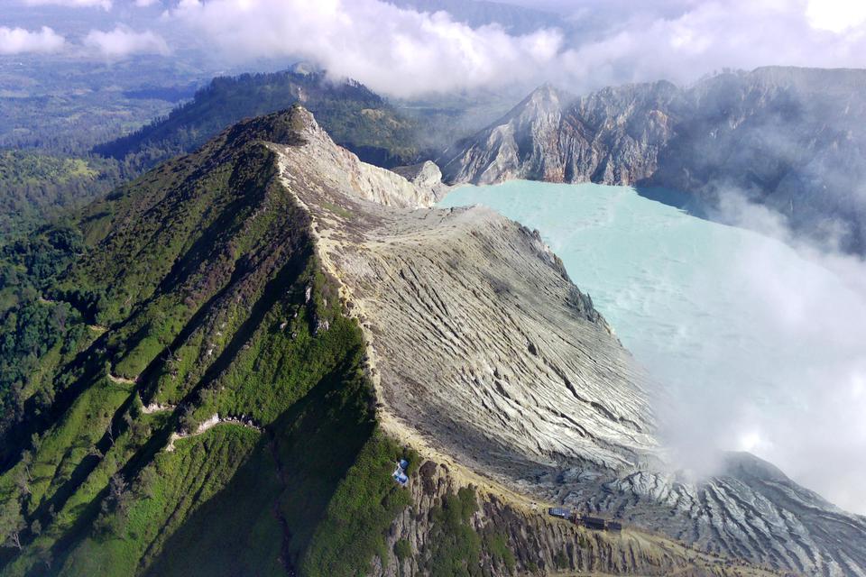 Panorama kawah di Gunung Ijen, Banyuwangi, Jawa Timur, Minggu (4/5/2023). TWA Ijen yang telah ditetapkan sebagai anggota UNESCO Global Geopark (UGG) itu ramai dikunjungi wisatawan domestik dan mancanegara saat liburan.