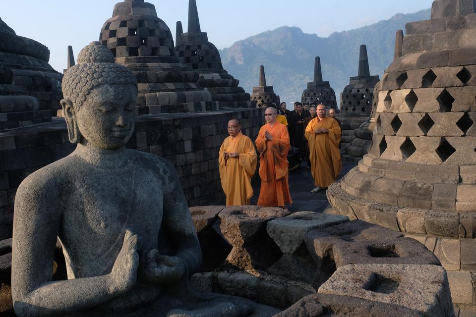 Sejumlah biksu memimpin ritual pradaksina berjalan mengelilingi candi saat doa pagi Waisak di Candi Borobudur, Magelang, Jawa Tengah, Minggu (4/6/2023). Doa pagi menyambut Tri Suci Waisak 2567 BE/2023. diikuti oleh seratusan umat Buddha dengan permohonan 