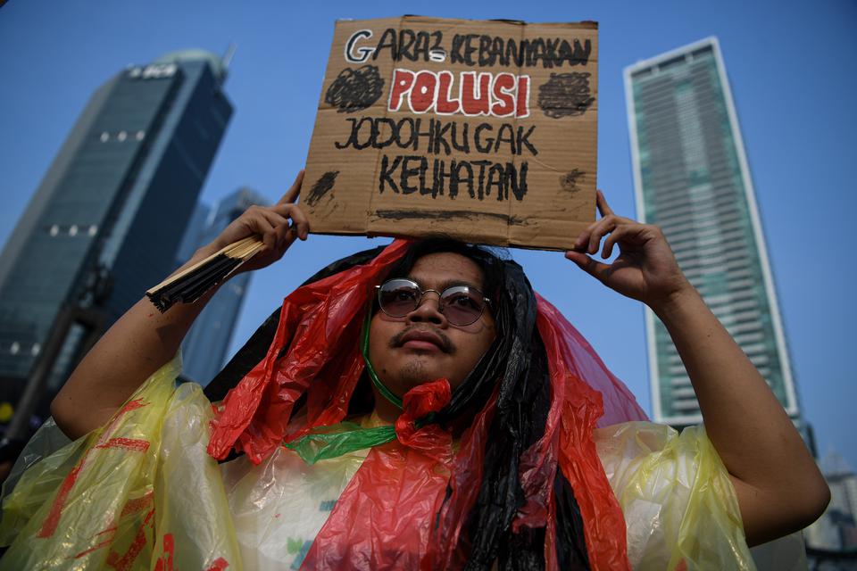 Penggiat lingkungan yang tergabung dalam Orang Muda untuk Lingkungan Hidup (KOMUNAL) bersama WALHI melakukan pawai dalam rangka Hari Lingkungan Hidup Sedunia 2023 di Bundaran HI, Jakarta, Minggu (4/6/2023). Mereka menuntut pemerintah untuk segera mengambi