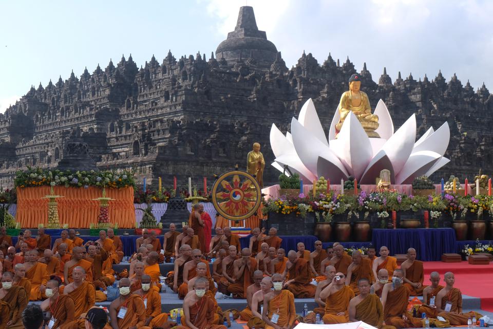 Sejumlah biksu mengikuti puja bakti detik-detik Waisak 2567 BE/2023 di kawasan Candi Borobudur, Magelang, Jawa Tengah, Minggu (4/6/2023). 