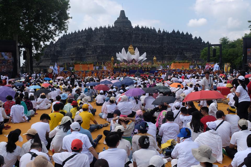 Umat Buddha mengikuti puja bakti detik-detik Waisak 2567 BE/2023 di kawasan Candi Borobudur, Magelang, Jawa Tengah, Minggu (4/6/2023). Detik-detik Waisak dirayakan pada pukul 10.41.19 WIB dengan mengusung tema Aktualisasikan Ajaran Buddha Dharma Di Dalam 
