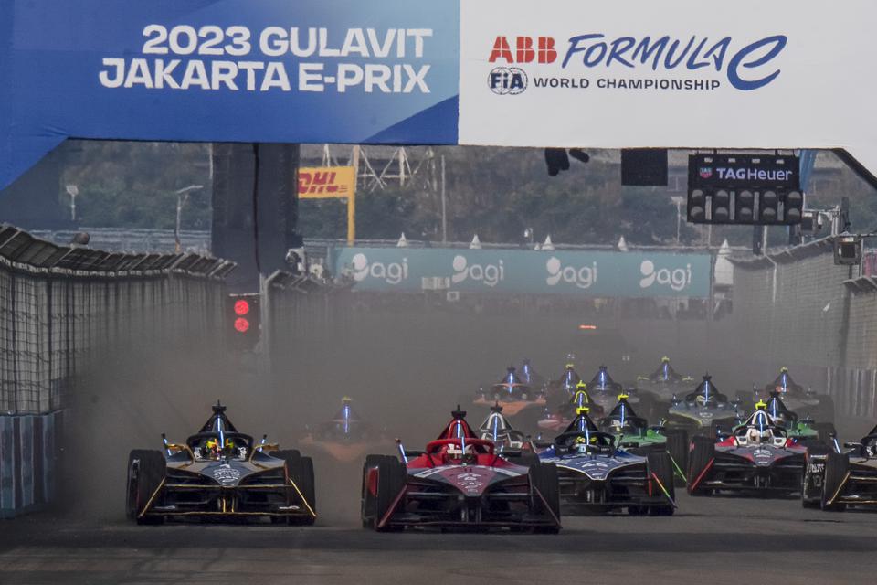 Sejumlah pembalap memacu kecepatannya saat balapan Formula E 2023 Jakarta seri ke-11 