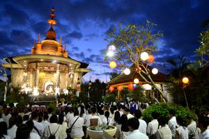 Puja bakti Waisak di Bali