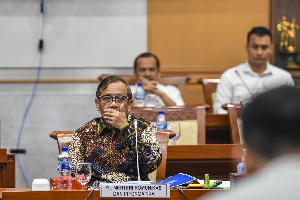 Plt Menkominfo Mahfud MD (tengah) mengikuti rapat kerja bersama Komisi I DPR di Kompleks Parlemen, Senayan, Jakarta, Senin (5/6/2023). 