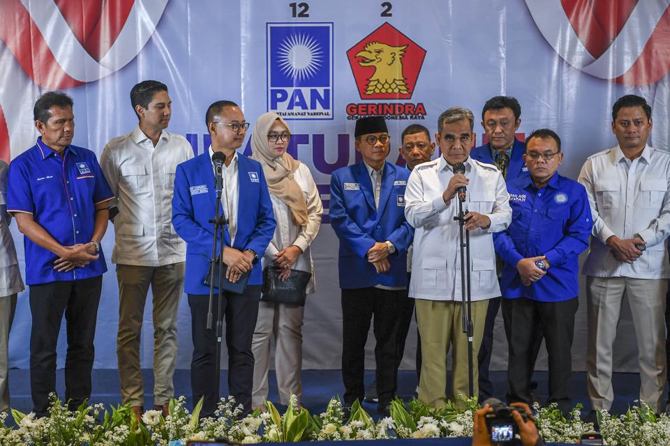 Wakil Ketua Umum DPP Partai Amanat Nasional (PAN) Yandri Susanto (tengah) bersama Sekjen PAN Eddy Soeparno (ketiga kiri) dan Sekjen Partai Gerindra Ahmad Muzani (kempat kanan) menggelar konfrensi pers usai mengadakan pertemuan di Kantor DPP PAN, Jakarta, 