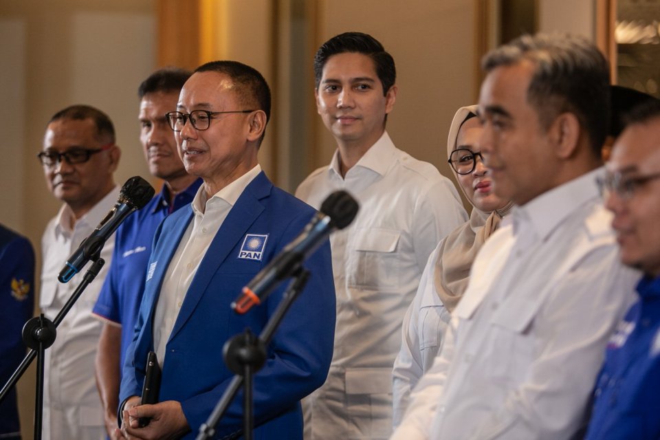 Sekjen PAN Eddy Soeparno memberi keterangan pers saat pertemuan dengan PAN di kantor DPP PAN, Jakarta, Senin (5/6). 