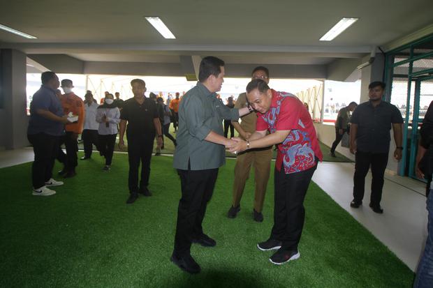 Ketua Umum PSSI Erick Thohir (kiri) bersalaman dengan Wali Kota Surabaya Eri Cahyadi (kanan) saat meninjau Stadion Gelora Bung Tomo di Surabaya, Jawa Timur,Selasa (6/6/2023). Peninjauan tersebut guna memastikan kesiapan stadion jelang pertandingan antara 