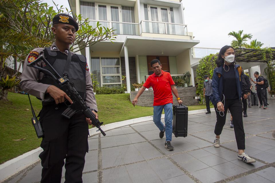 Penyidik Komisi Pemberantasan Korupsi (KPK) membawa sejumlah barang bukti seusai menggeledah rumah mantan Kepala Bea dan Cukai Makassar Andhi Pramono di kompleks Grand Summit Tiban, Batam, Kepulauan Riau, Selasa (6/6/2023). 