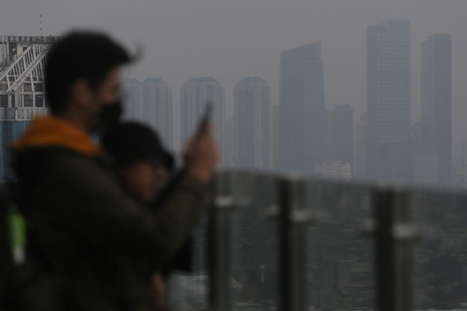 Suasana gedung bertingkat yang terlihat samar karena polusi udara di Jakarta, Selasa (6/6/2023). Berdasarkan situs IQAir, kualitas udara di Jakarta pada Selasa (6/6/2023) pukul 16.52 WIB berada di angka 151 atau menempati posisi ketiga dengan kualitas uda