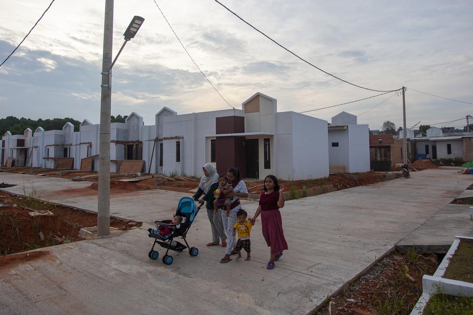 Sejumlah warga melintas di salah satu kompleks perumahan di Batam, Kepulauan Riau.