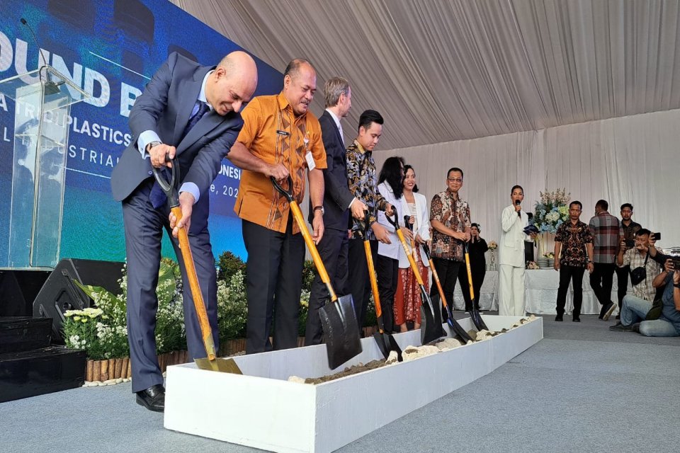  Groundbreaking PT ALBA Tridi Plastics Recycling Indonesia, di Kendal, Jawa Tengah, Selasa (6/6/2023).