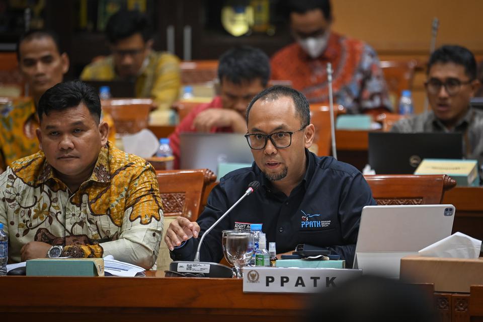 Kepala Pusat Pelaporan dan Analisis Transaksi Keuangan (PPATK) Ivan Yustiavandana (kanan) menyampaikan paparan dalam rapat kerja bersama Komisi III DPR di kompleks Parlemen, Jakarta, Rabu (7/6/2023). 