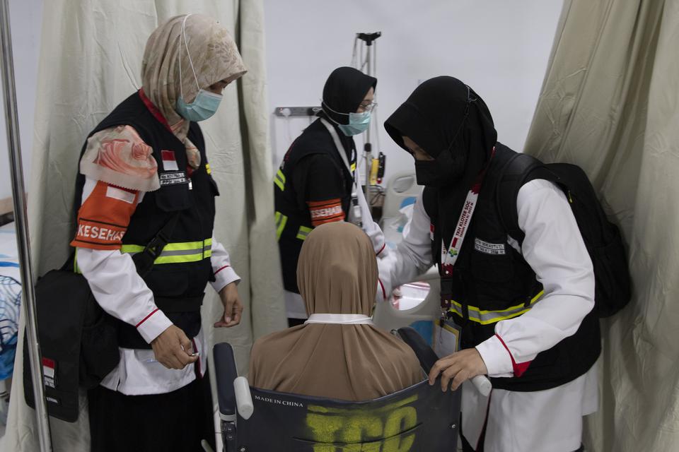Dua dokter memeriksa peserta ibadah haji yang memiliki potensi untuk sakit (risti) di Klinik Kesehatan Haji Indonesia (KKHI) Mekah, Arab Saudi, Rabu (7/6/2023). Setiap hari sebanyak 50 jamaah risti yang diseleksi oleh tenaga kesehatan haji menjalani pemer