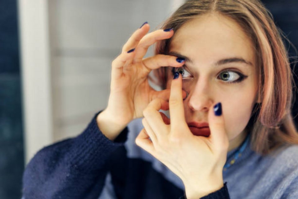 Cara Memakai Lensa Mata yang Aman dan Efek Menggunakan Softlens