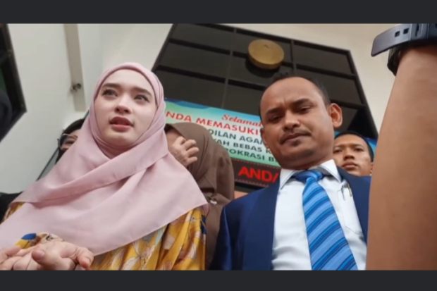 Inara Rusli di Pengadilan Agama Jakarta Barat