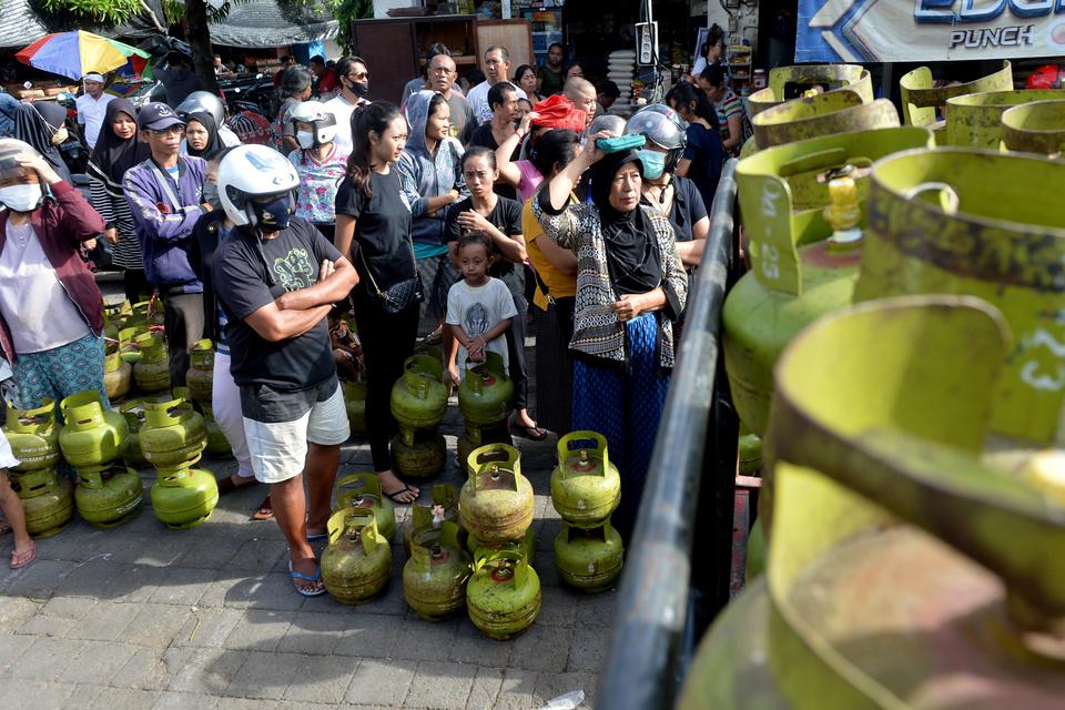 Warga mengantre untuk membeli elpiji ukuran 3 kilogram saat operasi pasar di kawasan Sumerta, Denpasar, Bali, Kamis (8/6/2023).