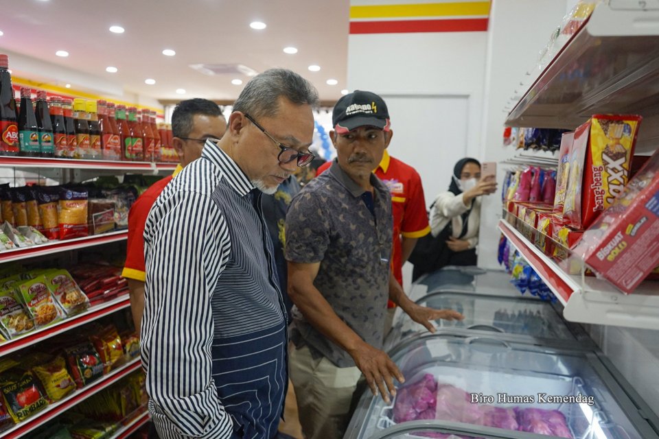 Menteri Perdagangan Zulkifli Hasan meninjau minimarket Domart di Kuala Lumpur, Malaysia, Rabu (7/6).