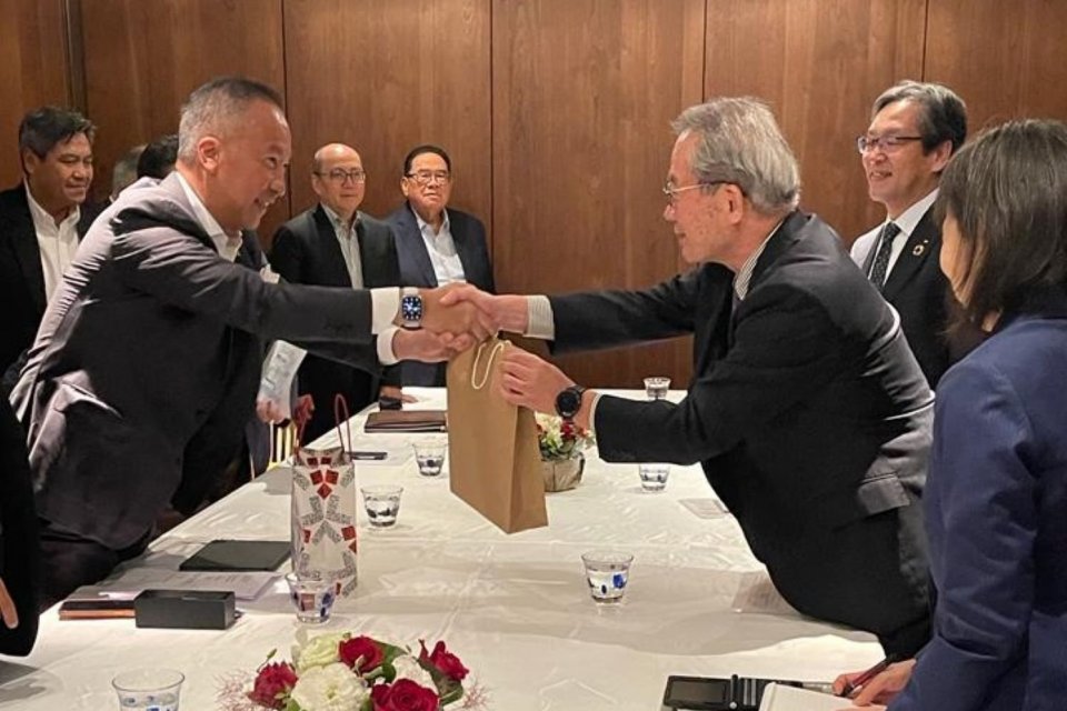 Chairman Daihatsu Motor Co., Ltd, Matsubayashi Sunao, berjabat tangan dengan Menteri Perindustrian Republik Indonesia, Agus Gumiwang Kartasasmita, pada pertemuan di Tokyo, Selasa (6/6).