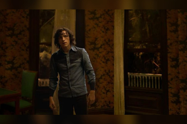 Tom Holland di The Crowded Room