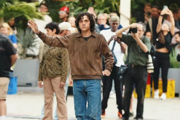 Serial The Crowded Room