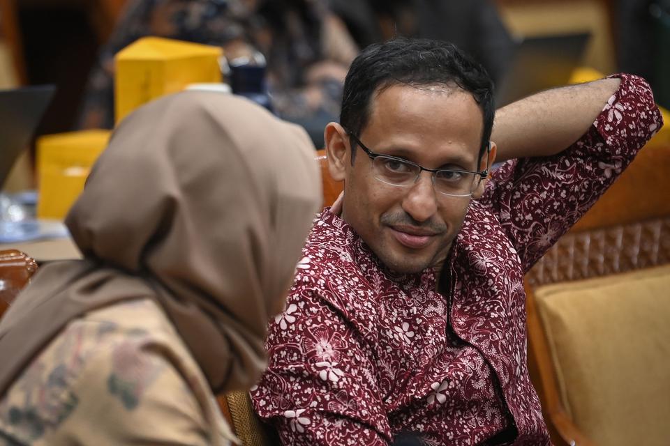 Menteri Pendidikan, Kebudayaan, Riset, dan Teknologi (Mendikbudristek) Nadiem Anwar Makarim (kanan) di kompleks Parlemen, Senayan, Jakarta, Jumat (9/6/2023). 