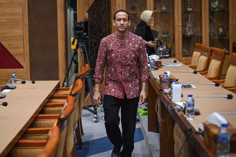 Menteri Pendidikan, Kebudayaan, Riset, dan Teknologi (Mendikbudristek) Nadiem Anwar Makarim saat memasuki ruangan sebelum rapat kerja bersama Komisi X DPR di kompleks Parlemen, Senayan, Jakarta, Jumat (9/6/2023). 