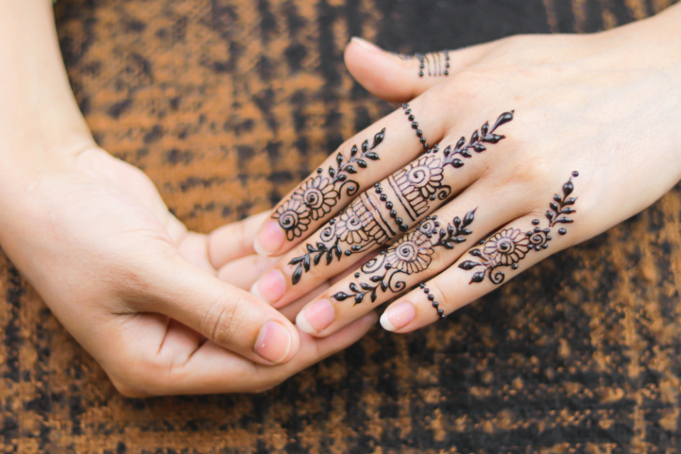 Cara menghilangkan henna di tangan.