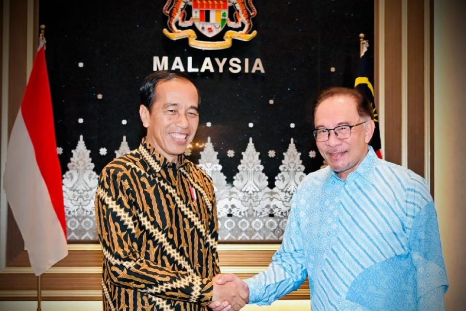 Presiden Joko Widodo dan Perdana Menteri Malaysia Anwar Ibrahim berjabat tangan saat melakukan pertemuan di Kuala Lumpur, Malaysia, Kamis (8/6).