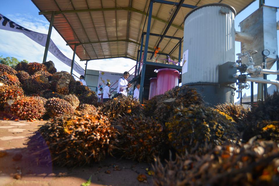 Pengunjung melihat pabrik mini minyak goreng (Pamigo) saat pameran Pekan Nasional Kontak Tani Nelayan (Penas-KTNA) XVI, di Lanud Sutan Sjahrir Padang, Sumatera Barat, Minggu (11/6/2023). 