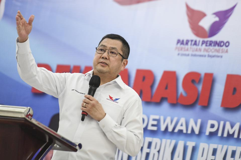 Ketua Umum Partai Perindo Hary Tanoe menyampaikan pidato saat deklarasi dan pelantikan Dewan Pimpinan Nasional Badan Serikat Pekerja Persatuan Indonesia (DPN Basperindo) di DPP Partai Perindo, Jakarta, Minggu (11/6/2023).