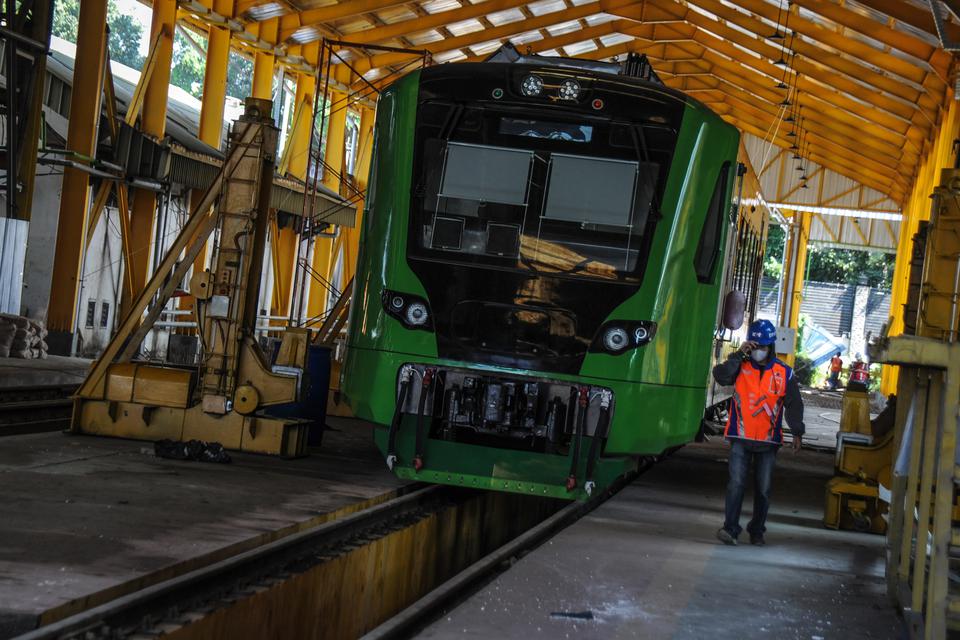 Petugas berjalan di samping kereta feeder atau pengumpan penumpang Kereta Cepat Jakarta Bandung (KCJB) yang terparkir di Dipo Lokomotif Stasiun Bandung, Jawa Barat, Senin (12/62023). PT Kereta Api Indonesia (KAI) menyiapkan sarana dan fasilitas pendukung 