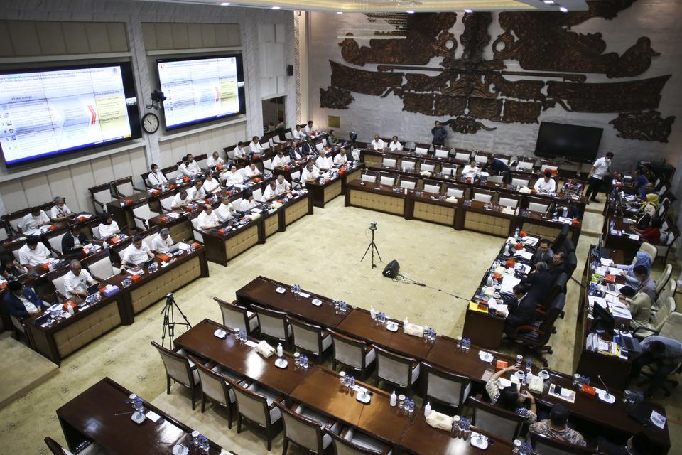 Suasana rapat kerja Menteri Keuangan bersama Komisi XI DPR di Kompleks Parlemen, Senayan, Jakarta, Senin (12/6/2023). Rapat kerja tersebut membahas pengantar Rencana Kerja Anggaran (RKA) kementerian atau lembaga tahun 2024.