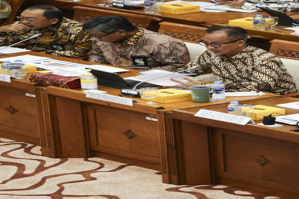 Menteri Perindustrian Agus Gumiwang Kartasasmita (kanan) memberikan paparan saat rapat kerja bersama Komisi VII DPR di Kompleks Parlemen, Senayan, Jakarta, Senin (12/6/2023). Rapat kerja tersebut membahas pengantar Rencana Kerja Anggaran (RKA) kementerian